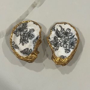 Decorative oyster shells